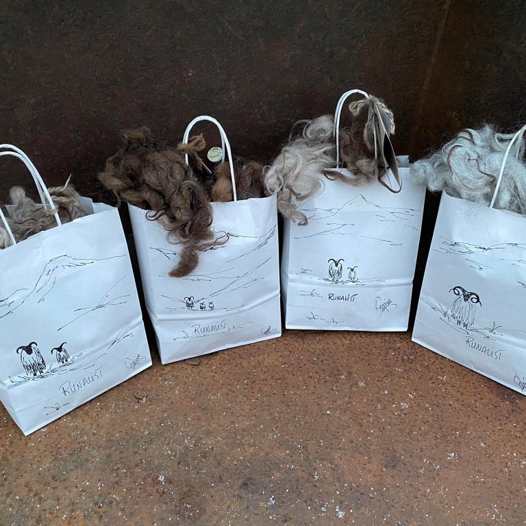 Ull af völdum kindum sem búið er að þvo og setja í handskreytta bréfpoka.  U.þ.b. 100g í pokanum.  Verð 1.250,- kr pokinn.