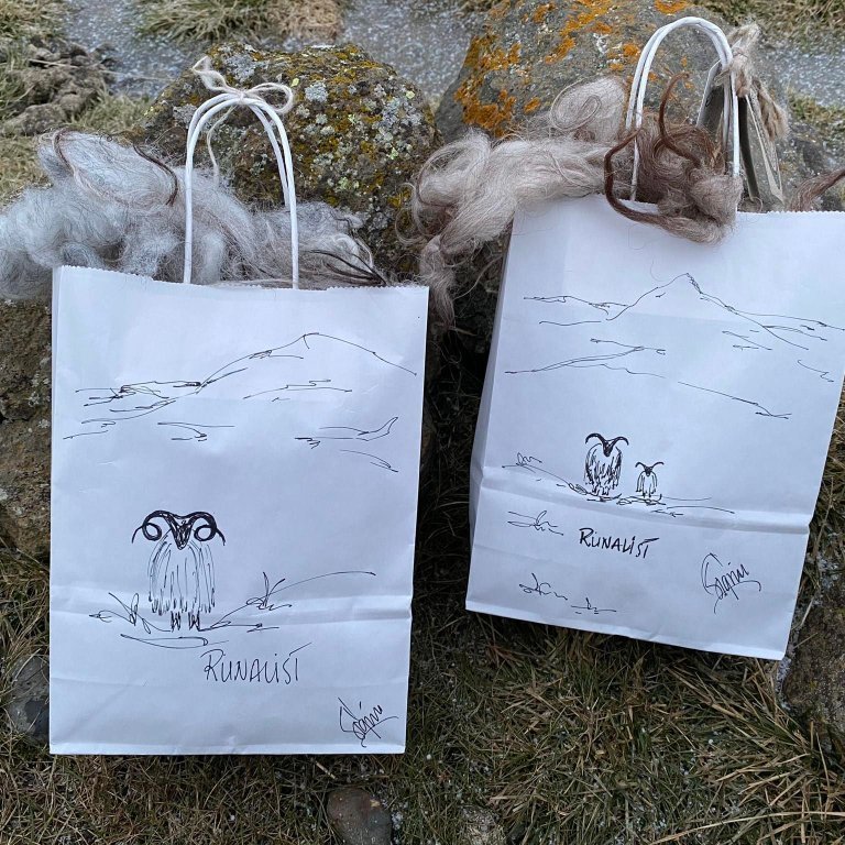 Ull af völdum kindum sem búið er að þvo og setja í handskreytta bréfpoka.  Sirka 100g í pokanum.  
Hrútapoki -  Móða 17-447 Ljósgrátt
Kindapoki -  Teista 15-375  Grámórautt
Verð 1.250,- kr pokinn.